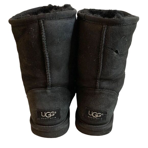 Women's UGG black Classic Short boots - Picture 4 of 9